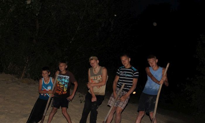 Российские дачники своими руками превратили поросший берег реки в пляж пляж своими руками, превратили берег реки в пляж