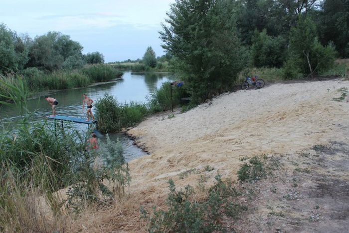 Российские дачники своими руками превратили поросший берег реки в пляж пляж своими руками, превратили берег реки в пляж