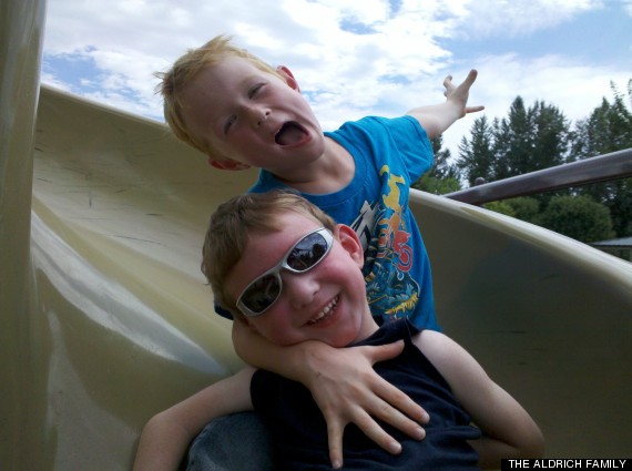 брат взял с собой парализованного, мальчик триатлон парализованный брат, братья Ноа и Лукас, лиссэнцефалия