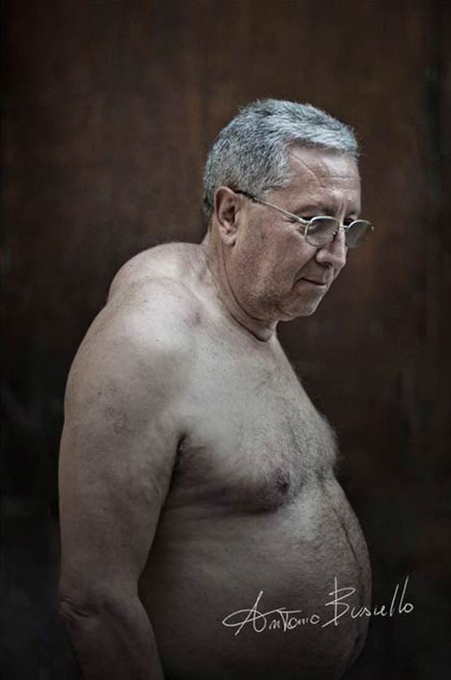 Люди, уродующие свои тела ради религии уродуют тело за веру, уродуют тело ради религии, фестиваль Джильи Италия, люди носят гигантские платформы