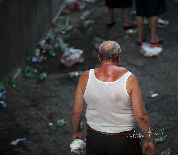 Люди, уродующие свои тела ради религии уродуют тело за веру, уродуют тело ради религии, фестиваль Джильи Италия, люди носят гигантские платформы