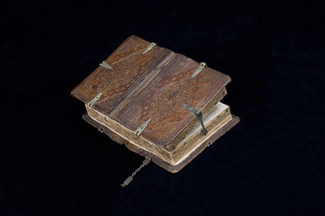 Эта старая книга может то, на что ни способна ни одна современная старая книга открывается со всех сторон, шесть книг в одной, 6 книг в 1, книга-трансформер, книга металлические застежки