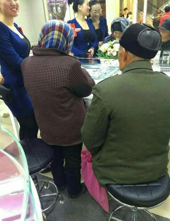китайский двонрик купил дене кольцо с бриллиантом, 80-летний китаец купилл жене кольцо с бриллиантом, кольцо с бриллиантом в 80 лет для жены