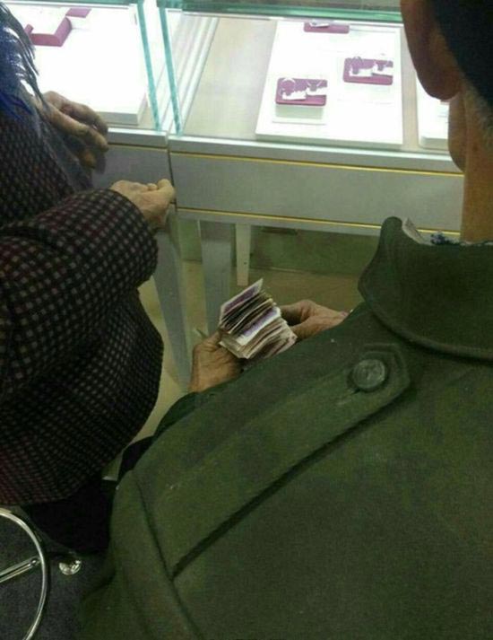 китайский двонрик купил дене кольцо с бриллиантом, 80-летний китаец купилл жене кольцо с бриллиантом, кольцо с бриллиантом в 80 лет для жены