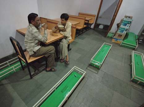 индийский ресторан на кладбище, Lucky Restaurant