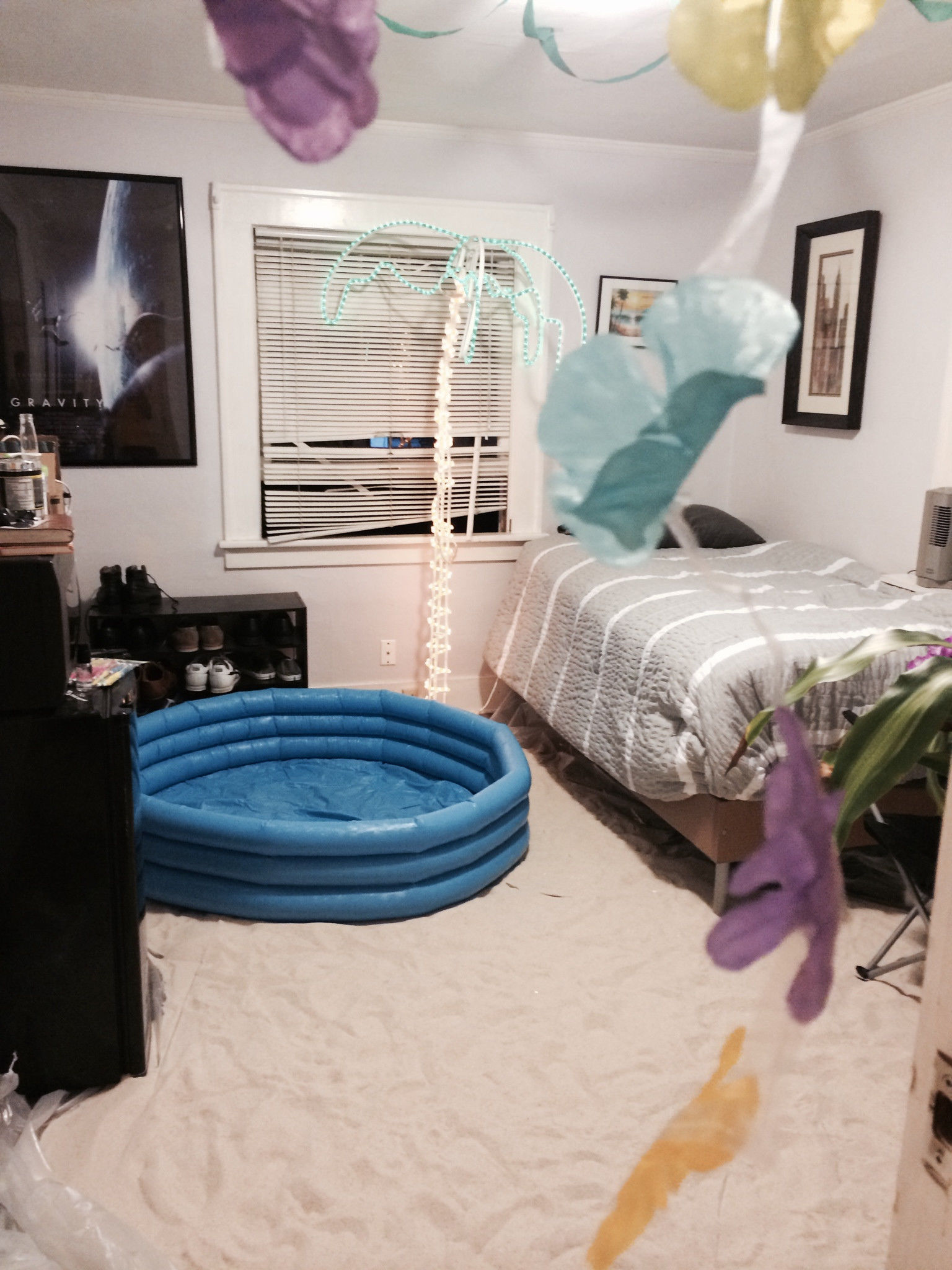 курорт в комнате, друщья устроили Гавайи в комнате, сосед по комнате песок пальмы, пляж в комнате