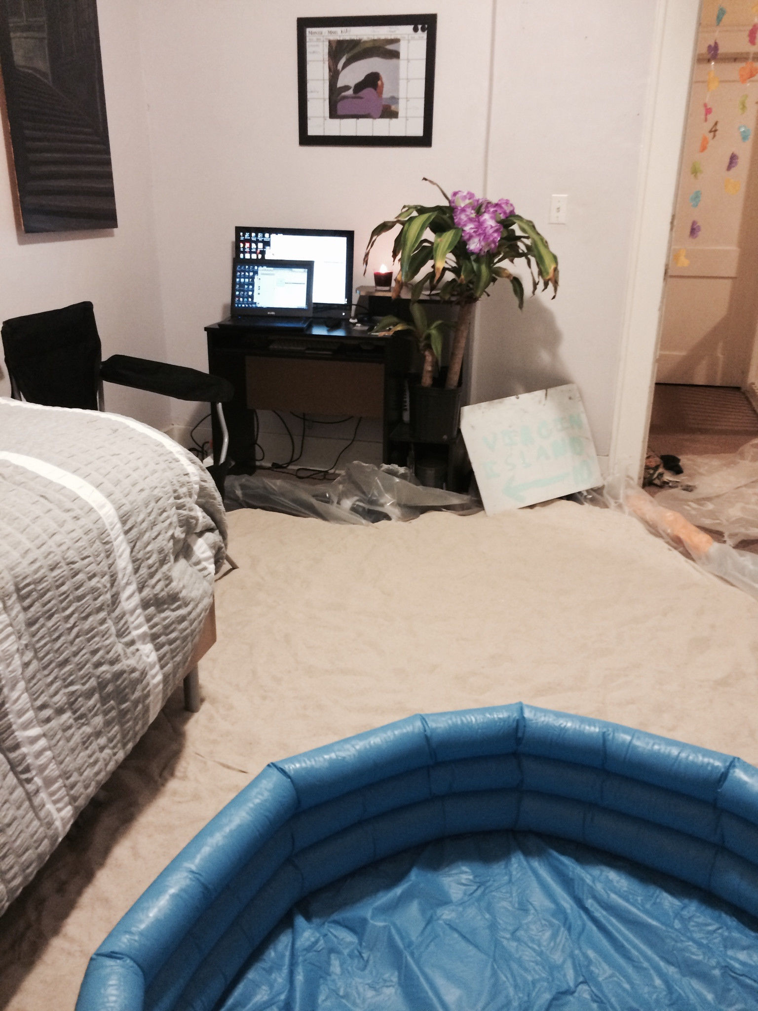 курорт в комнате, друщья устроили Гавайи в комнате, сосед по комнате песок пальмы, пляж в комнате