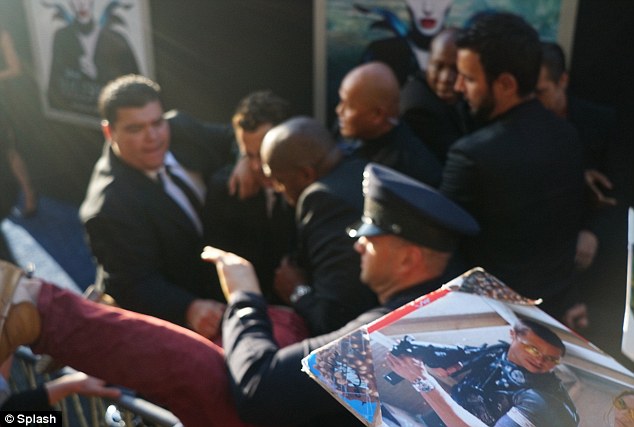 Седюк ударил Бреда Питта, Виталий Седюк напал на Бреда Питта, Бреда Питта ударили на премьере, премьера Малефисента Бред Питт