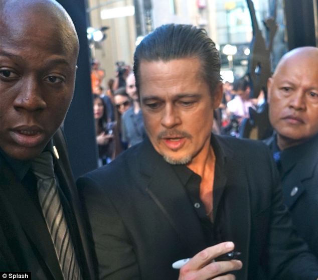 Седюк ударил Бреда Питта, Виталий Седюк напал на Бреда Питта, Бреда Питта ударили на премьере, премьера Малефисента Бред Питт