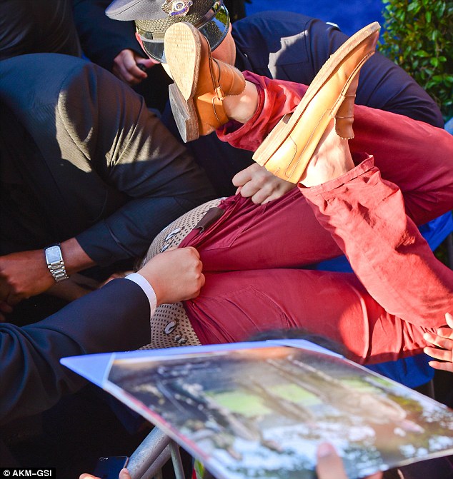 Седюк ударил Бреда Питта, Виталий Седюк напал на Бреда Питта, Бреда Питта ударили на премьере, премьера Малефисента Бред Питт