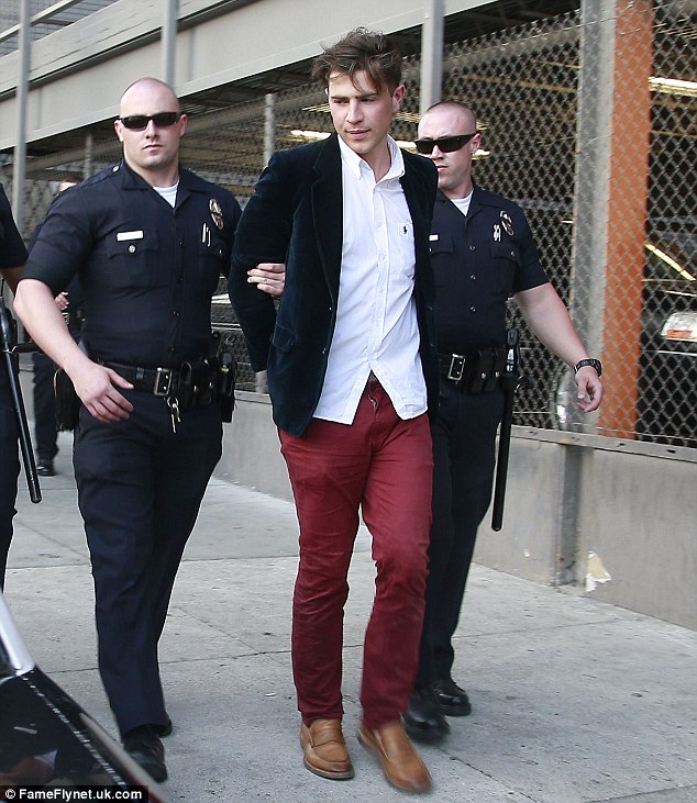 Седюк ударил Бреда Питта, Виталий Седюк напал на Бреда Питта, Бреда Питта ударили на премьере, премьера Малефисента Бред Питт