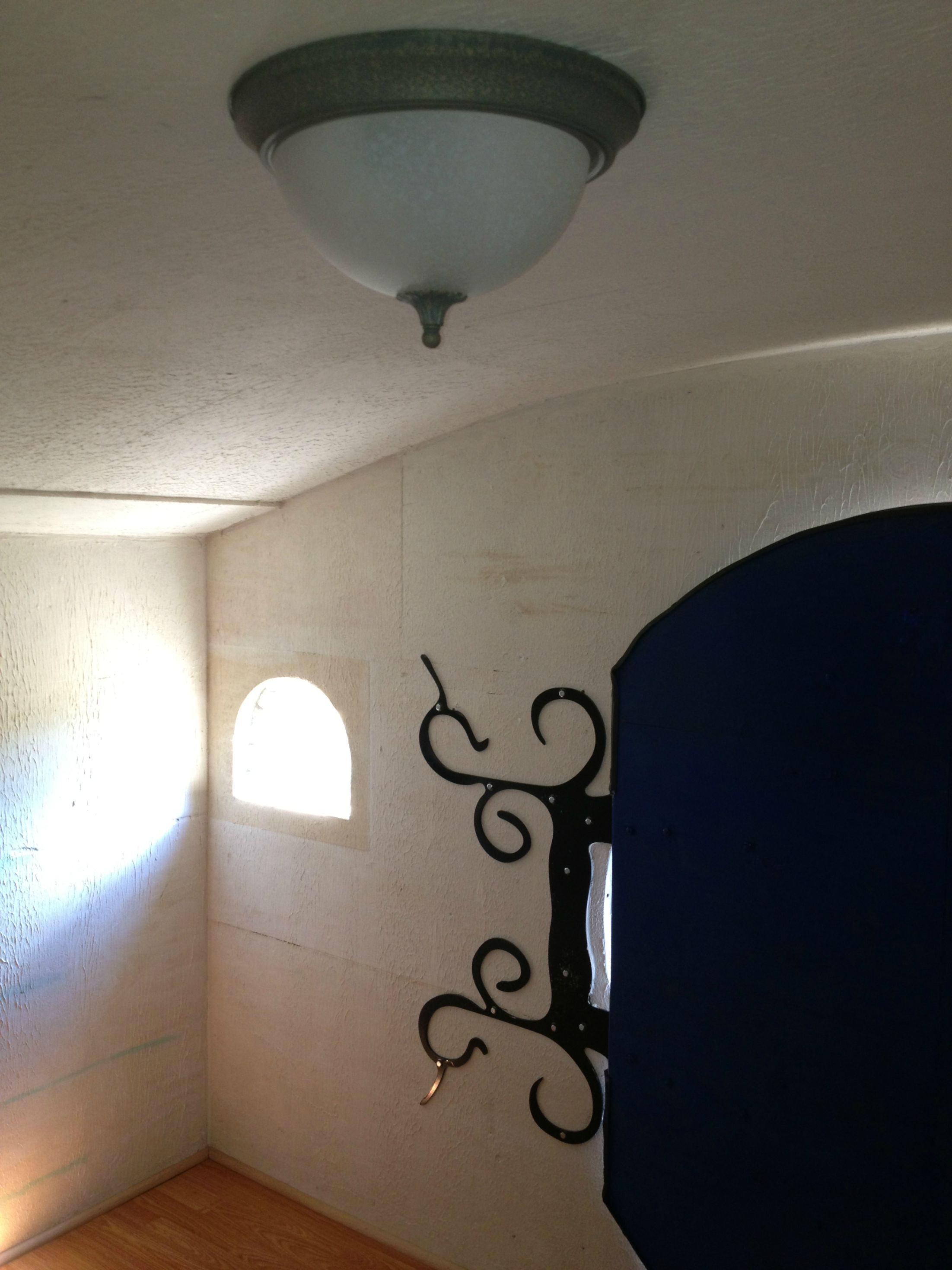 Купил до хоббита, построил домик хоббита, напился благотворительный вечер