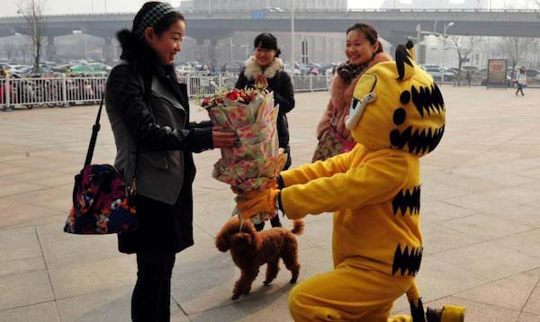 Самые странные и дурацкие предложения руки и сердца, какие себе можно только представить нелепые предложения руки, дурацкие предложения замуж, странное руки и сердца