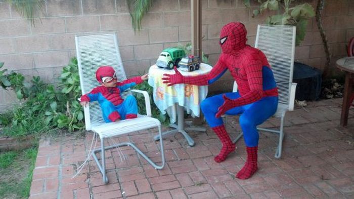 отцы и дети фото, папы проводят время с детьми, папа играет с ребенком, папа ребенок смешное