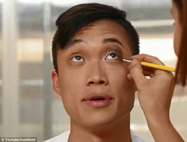 Смешное видео о том, как мужчинам впервые в жизни нанесли макияж мужчинам нанесли макияж, мужчины макияж впервые в жизни, первый раз макияж мужчины, макияж мужчины видео