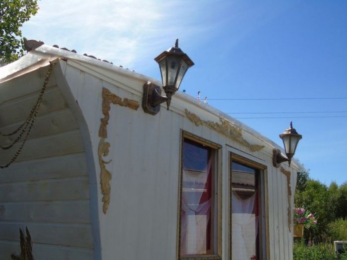 туалет в виде кареты, королевский туалет на даче