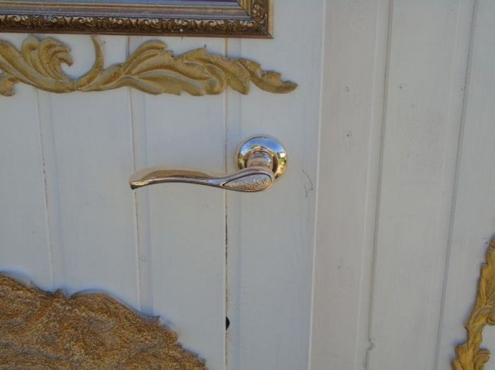 туалет в виде кареты, королевский туалет на даче