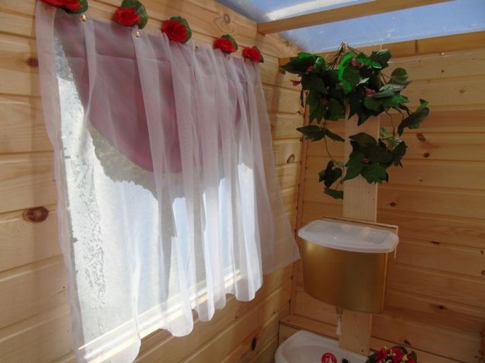 туалет в виде кареты, королевский туалет на даче