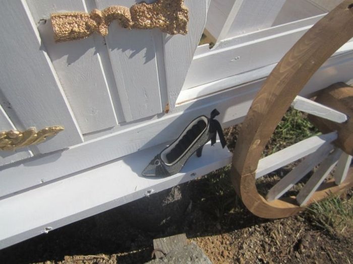 туалет в виде кареты, королевский туалет на даче