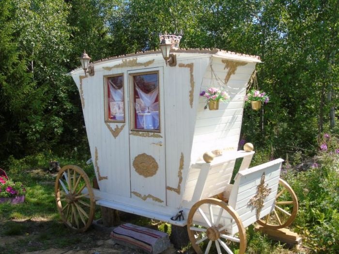 туалет в виде кареты, королевский туалет на даче
