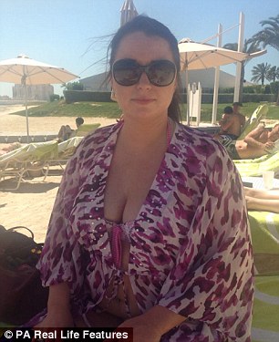 Грудь женщины буквально лопнула из-за установки слишком больших имплантов Неудачное увеличение груди, имплант прорвал кожу, имплант вылез наружу, Клэр Хокер, Claire Hawke