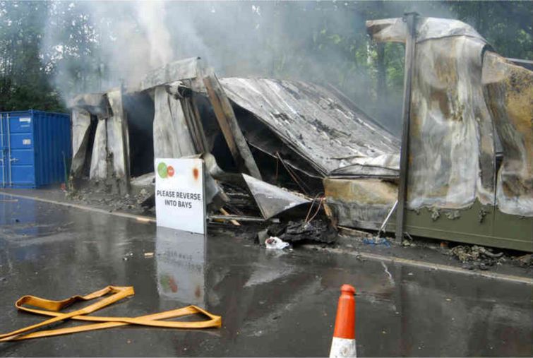 Мужчина, разочаровавшийся в своей работе, сел на экскаватор и разнес место работы к чертовой матери Тревор Льюис, Trevor Lewis, уничтожил рабочее место экскаватором, разрушил место работы экскаватором