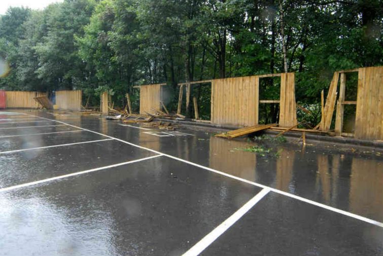 Мужчина, разочаровавшийся в своей работе, сел на экскаватор и разнес место работы к чертовой матери Тревор Льюис, Trevor Lewis, уничтожил рабочее место экскаватором, разрушил место работы экскаватором