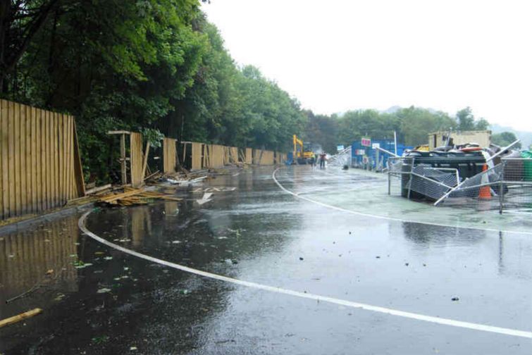 Мужчина, разочаровавшийся в своей работе, сел на экскаватор и разнес место работы к чертовой матери Тревор Льюис, Trevor Lewis, уничтожил рабочее место экскаватором, разрушил место работы экскаватором