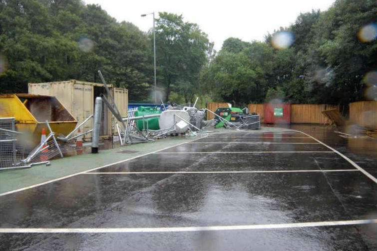 Мужчина, разочаровавшийся в своей работе, сел на экскаватор и разнес место работы к чертовой матери Тревор Льюис, Trevor Lewis, уничтожил рабочее место экскаватором, разрушил место работы экскаватором