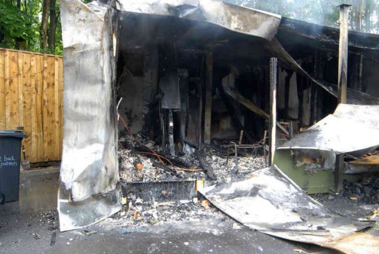 Мужчина, разочаровавшийся в своей работе, сел на экскаватор и разнес место работы к чертовой матери Тревор Льюис, Trevor Lewis, уничтожил рабочее место экскаватором, разрушил место работы экскаватором