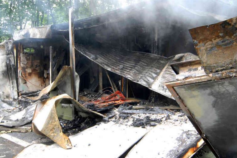 Мужчина, разочаровавшийся в своей работе, сел на экскаватор и разнес место работы к чертовой матери Тревор Льюис, Trevor Lewis, уничтожил рабочее место экскаватором, разрушил место работы экскаватором