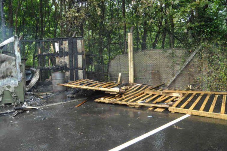 Мужчина, разочаровавшийся в своей работе, сел на экскаватор и разнес место работы к чертовой матери Тревор Льюис, Trevor Lewis, уничтожил рабочее место экскаватором, разрушил место работы экскаватором