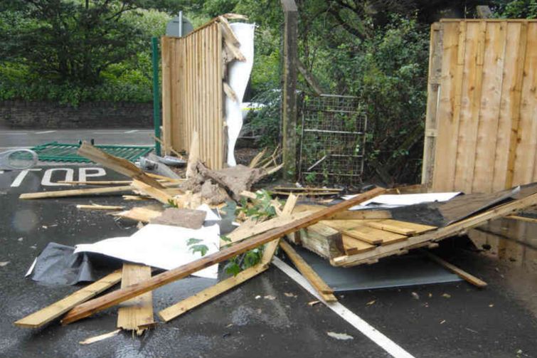 Мужчина, разочаровавшийся в своей работе, сел на экскаватор и разнес место работы к чертовой матери Тревор Льюис, Trevor Lewis, уничтожил рабочее место экскаватором, разрушил место работы экскаватором