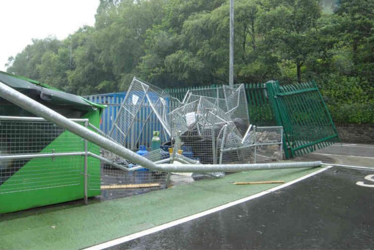 Мужчина, разочаровавшийся в своей работе, сел на экскаватор и разнес место работы к чертовой матери Тревор Льюис, Trevor Lewis, уничтожил рабочее место экскаватором, разрушил место работы экскаватором