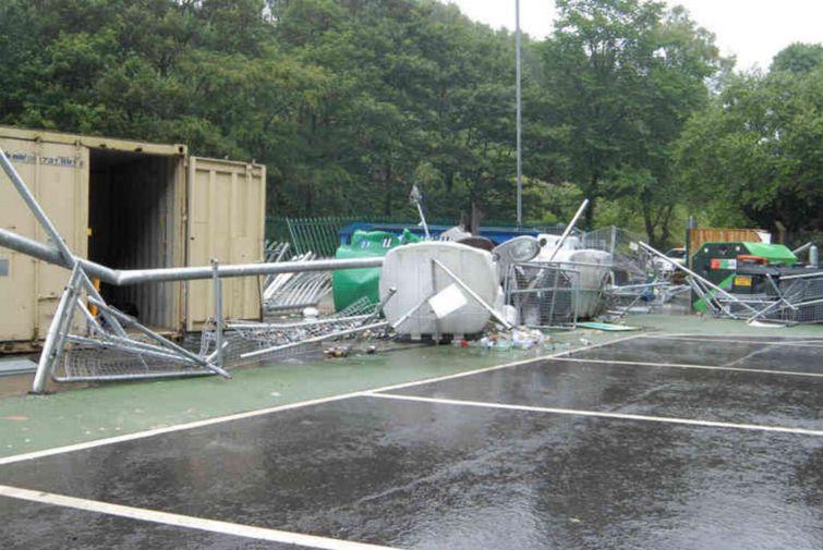 Мужчина, разочаровавшийся в своей работе, сел на экскаватор и разнес место работы к чертовой матери Тревор Льюис, Trevor Lewis, уничтожил рабочее место экскаватором, разрушил место работы экскаватором