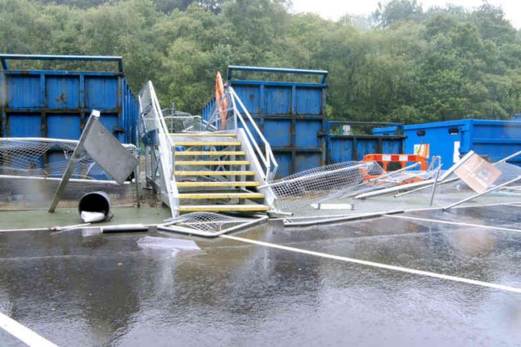 Мужчина, разочаровавшийся в своей работе, сел на экскаватор и разнес место работы к чертовой матери Тревор Льюис, Trevor Lewis, уничтожил рабочее место экскаватором, разрушил место работы экскаватором