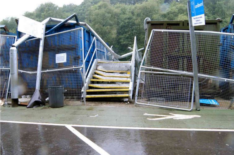 Мужчина, разочаровавшийся в своей работе, сел на экскаватор и разнес место работы к чертовой матери Тревор Льюис, Trevor Lewis, уничтожил рабочее место экскаватором, разрушил место работы экскаватором