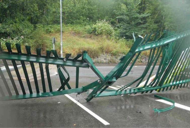 Мужчина, разочаровавшийся в своей работе, сел на экскаватор и разнес место работы к чертовой матери Тревор Льюис, Trevor Lewis, уничтожил рабочее место экскаватором, разрушил место работы экскаватором