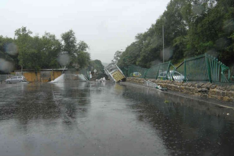 Мужчина, разочаровавшийся в своей работе, сел на экскаватор и разнес место работы к чертовой матери Тревор Льюис, Trevor Lewis, уничтожил рабочее место экскаватором, разрушил место работы экскаватором