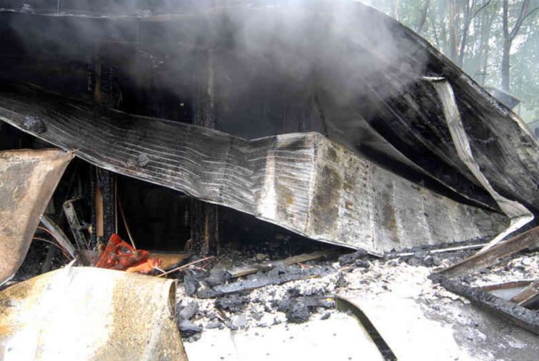 Мужчина, разочаровавшийся в своей работе, сел на экскаватор и разнес место работы к чертовой матери Тревор Льюис, Trevor Lewis, уничтожил рабочее место экскаватором, разрушил место работы экскаватором