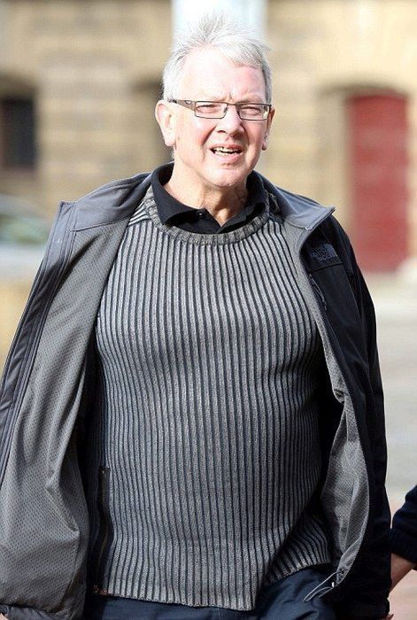 Мужчина, разочаровавшийся в своей работе, сел на экскаватор и разнес место работы к чертовой матери Тревор Льюис, Trevor Lewis, уничтожил рабочее место экскаватором, разрушил место работы экскаватором