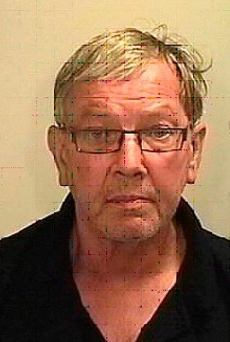 Мужчина, разочаровавшийся в своей работе, сел на экскаватор и разнес место работы к чертовой матери Тревор Льюис, Trevor Lewis, уничтожил рабочее место экскаватором, разрушил место работы экскаватором