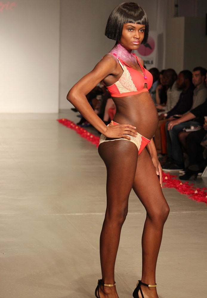 Беременные модели щеголяют в нижнем белье на неделе моды в Нью-Йорке You! Lingerie, Uyo Okebie-Eichelberger, нижнее бельё для беременных