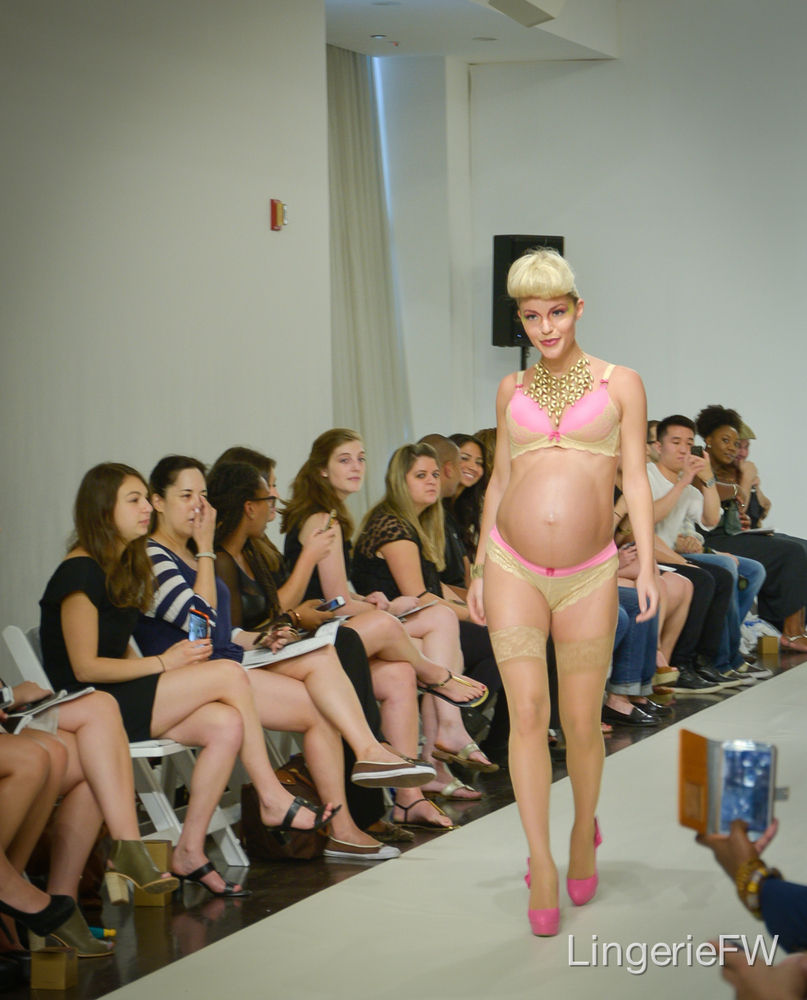 Беременные модели щеголяют в нижнем белье на неделе моды в Нью-Йорке You! Lingerie, Uyo Okebie-Eichelberger, нижнее бельё для беременных