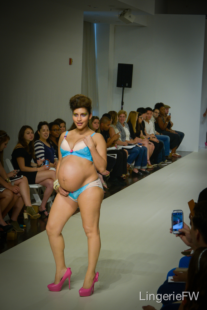 Беременные модели щеголяют в нижнем белье на неделе моды в Нью-Йорке You! Lingerie, Uyo Okebie-Eichelberger, нижнее бельё для беременных