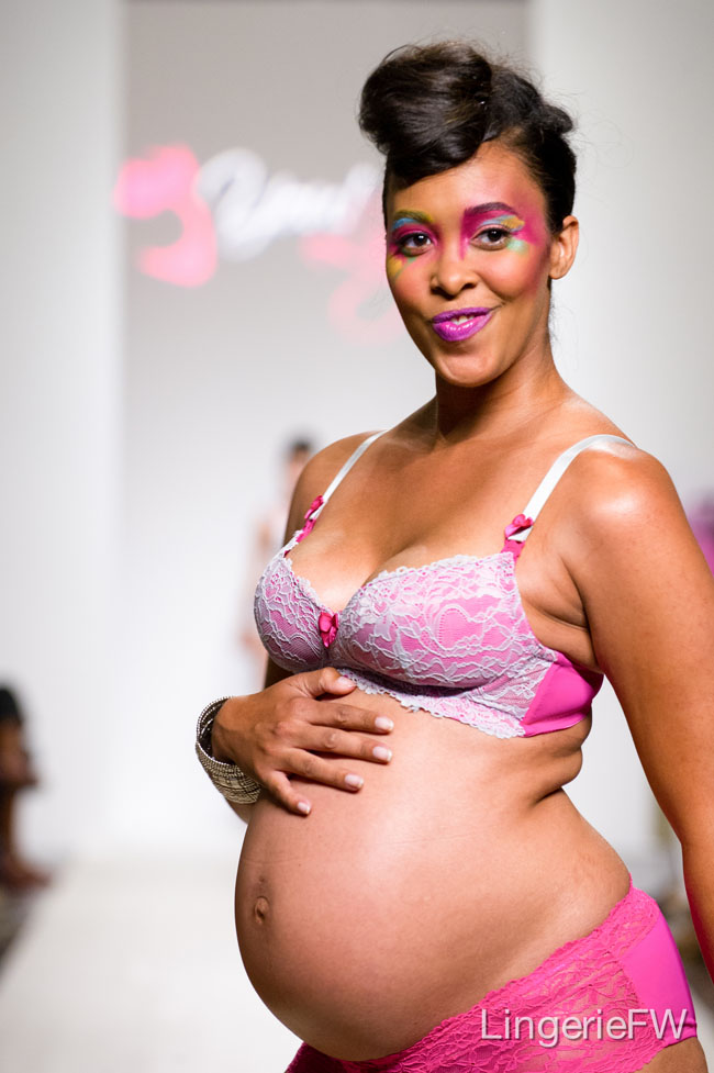Беременные модели щеголяют в нижнем белье на неделе моды в Нью-Йорке You! Lingerie, Uyo Okebie-Eichelberger, нижнее бельё для беременных