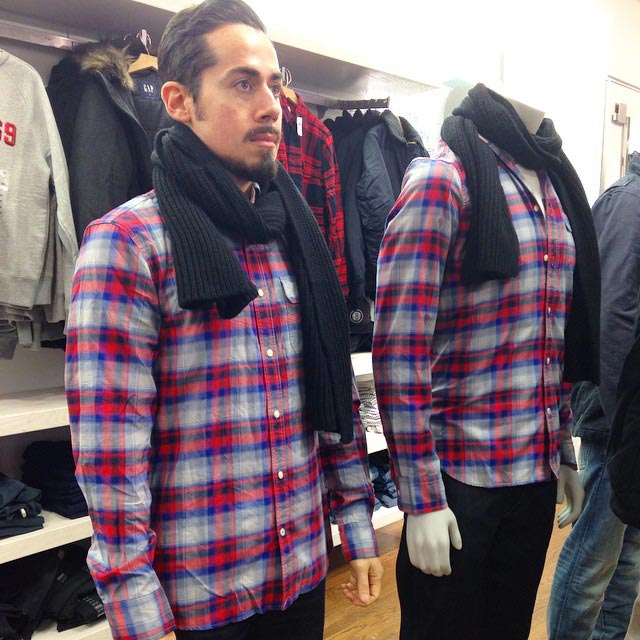 парень превращается в манекен, Стив Венегеас, Steve Venegas, парень становится манекеном пока жена ходит по магазинам