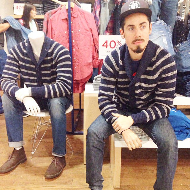 парень превращается в манекен, Стив Венегеас, Steve Venegas, парень становится манекеном пока жена ходит по магазинам