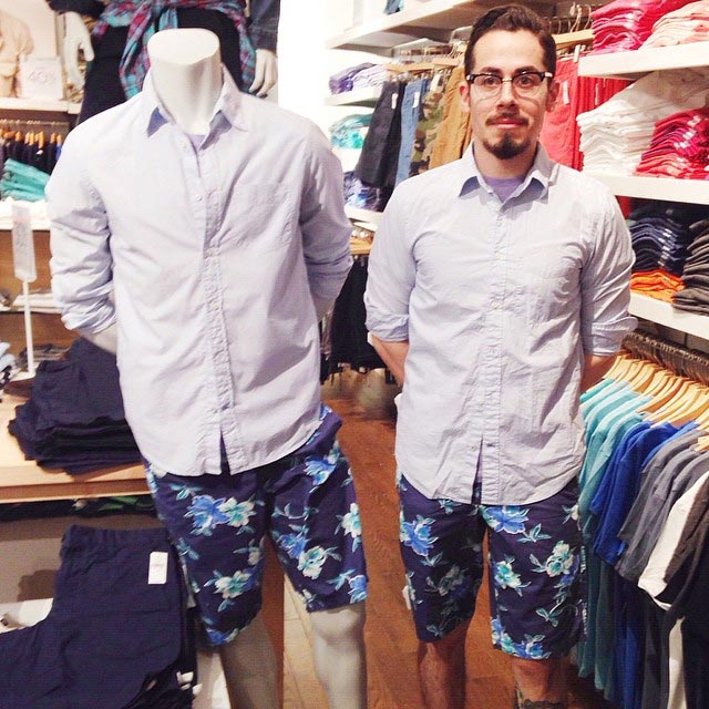 парень превращается в манекен, Стив Венегеас, Steve Venegas, парень становится манекеном пока жена ходит по магазинам