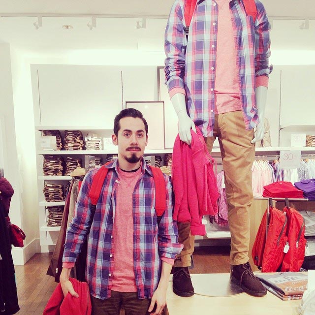 парень превращается в манекен, Стив Венегеас, Steve Venegas, парень становится манекеном пока жена ходит по магазинам